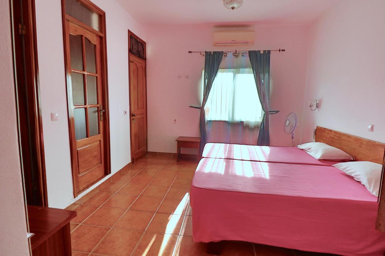 Residencial Che Guevara Bed & Breakfast Mindelo Ngoại thất bức ảnh
