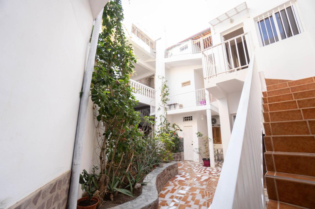 Residencial Che Guevara Bed & Breakfast Mindelo Ngoại thất bức ảnh