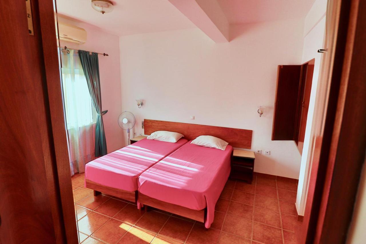 Residencial Che Guevara Bed & Breakfast Mindelo Ngoại thất bức ảnh