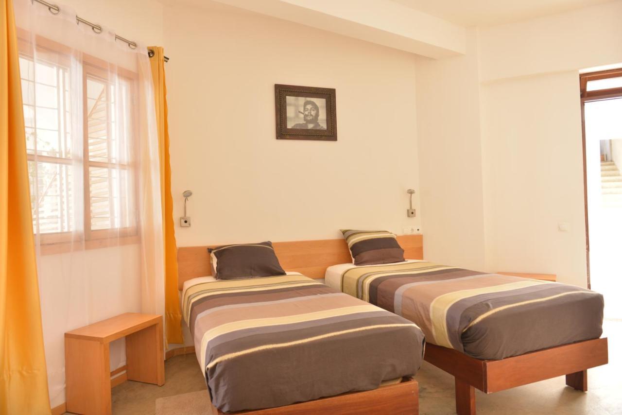 Residencial Che Guevara Bed & Breakfast Mindelo Ngoại thất bức ảnh
