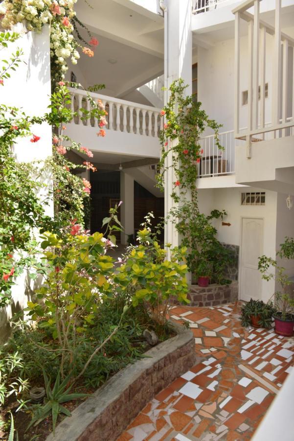 Residencial Che Guevara Bed & Breakfast Mindelo Ngoại thất bức ảnh